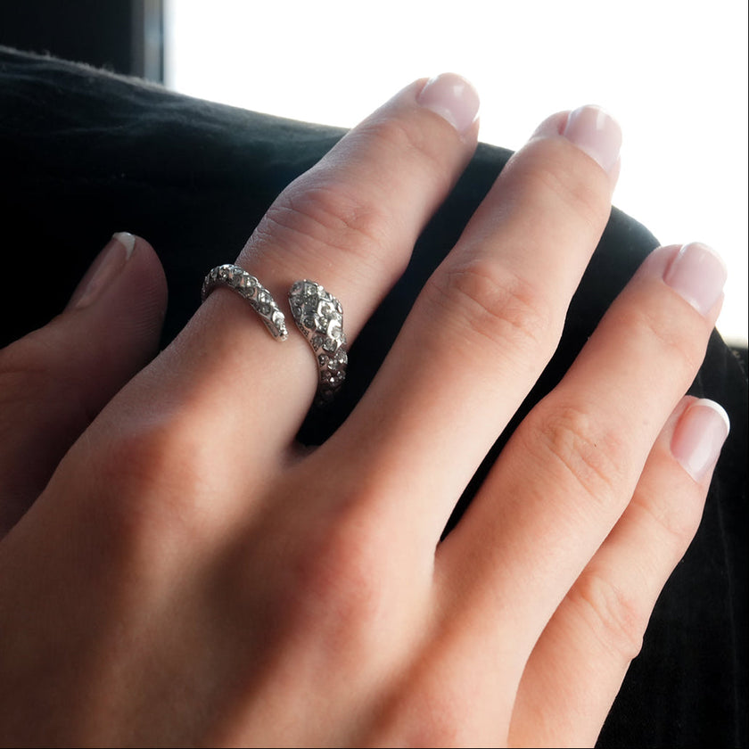 CARMEN Or Blanc (Ton Argenté) : Bague Serpent Antique avec Zirconia