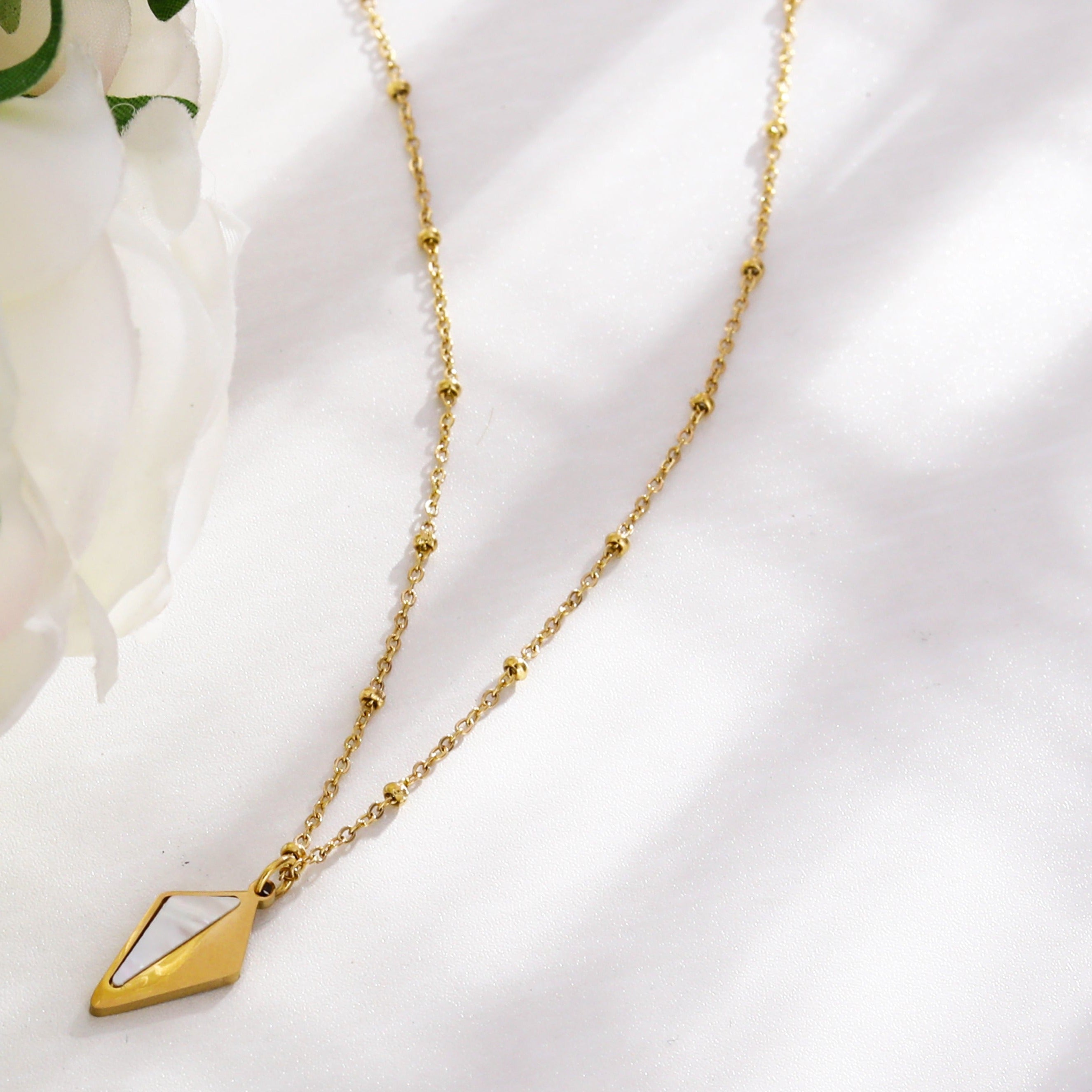 Collier pendentif en forme de diamant minimaliste en métal et coquille de CATORI