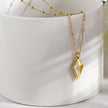 Collier pendentif en forme de diamant minimaliste en métal et coquille de CATORI