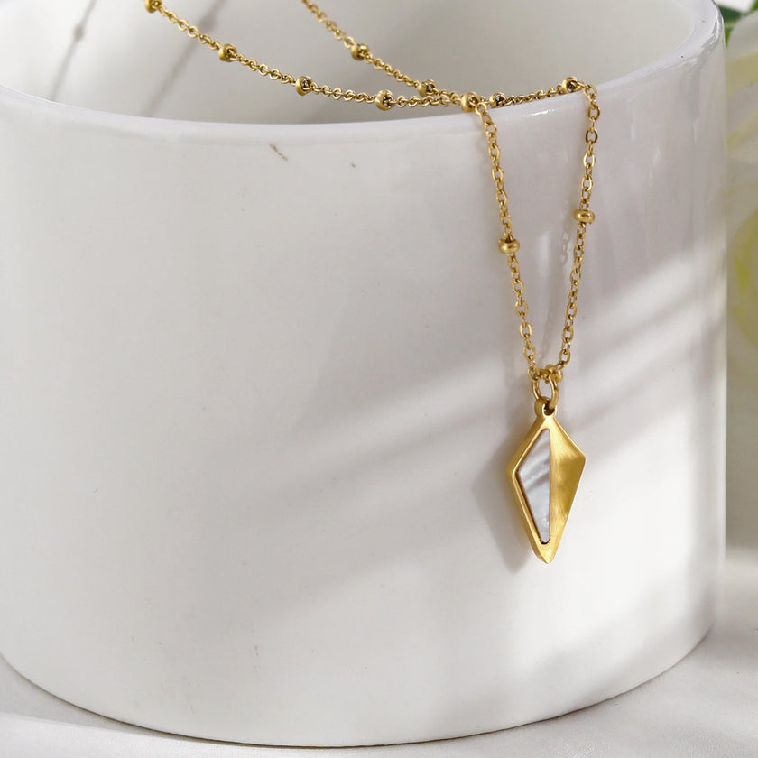 Collier pendentif en forme de diamant minimaliste en métal et coquille de CATORI