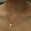Collier pendentif en forme de diamant minimaliste en métal et coquille de CATORI