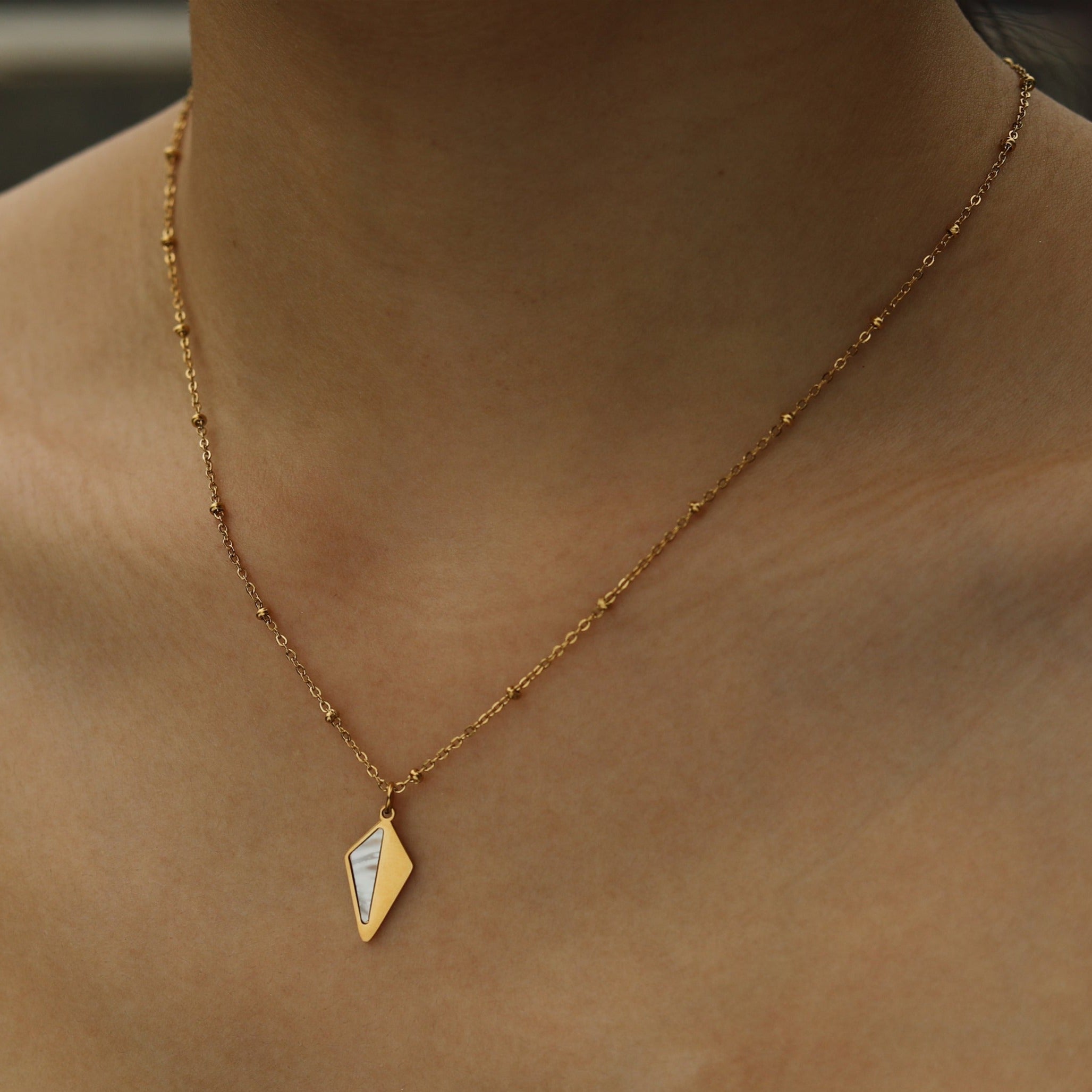 Collier pendentif en forme de diamant minimaliste en métal et coquille de CATORI