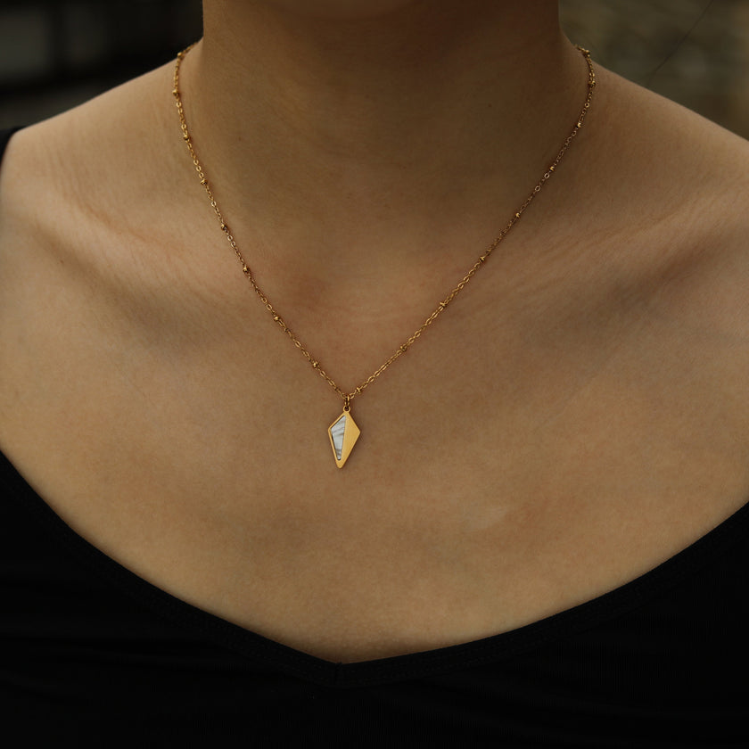 Collier pendentif en forme de diamant minimaliste en métal et coquille de CATORI