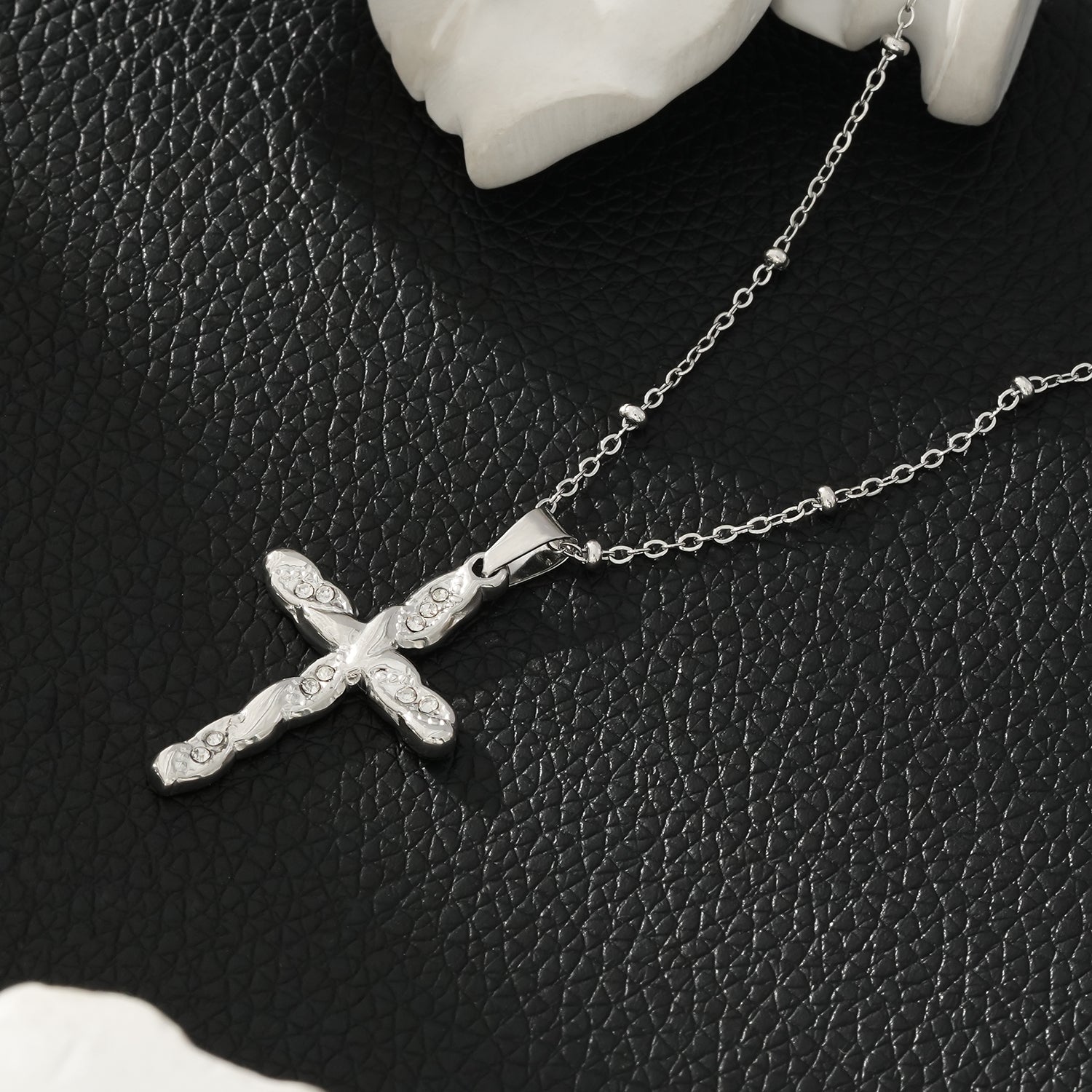 CHAMONIX Or blanc plaqué argent : Collier délicat à maillons perlés avec pendentif croix texturé incrusté de zircons.