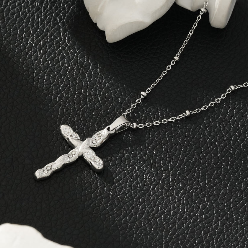 CHAMONIX Or blanc plaqué argent : Collier délicat à maillons perlés avec pendentif croix texturé incrusté de zircons.