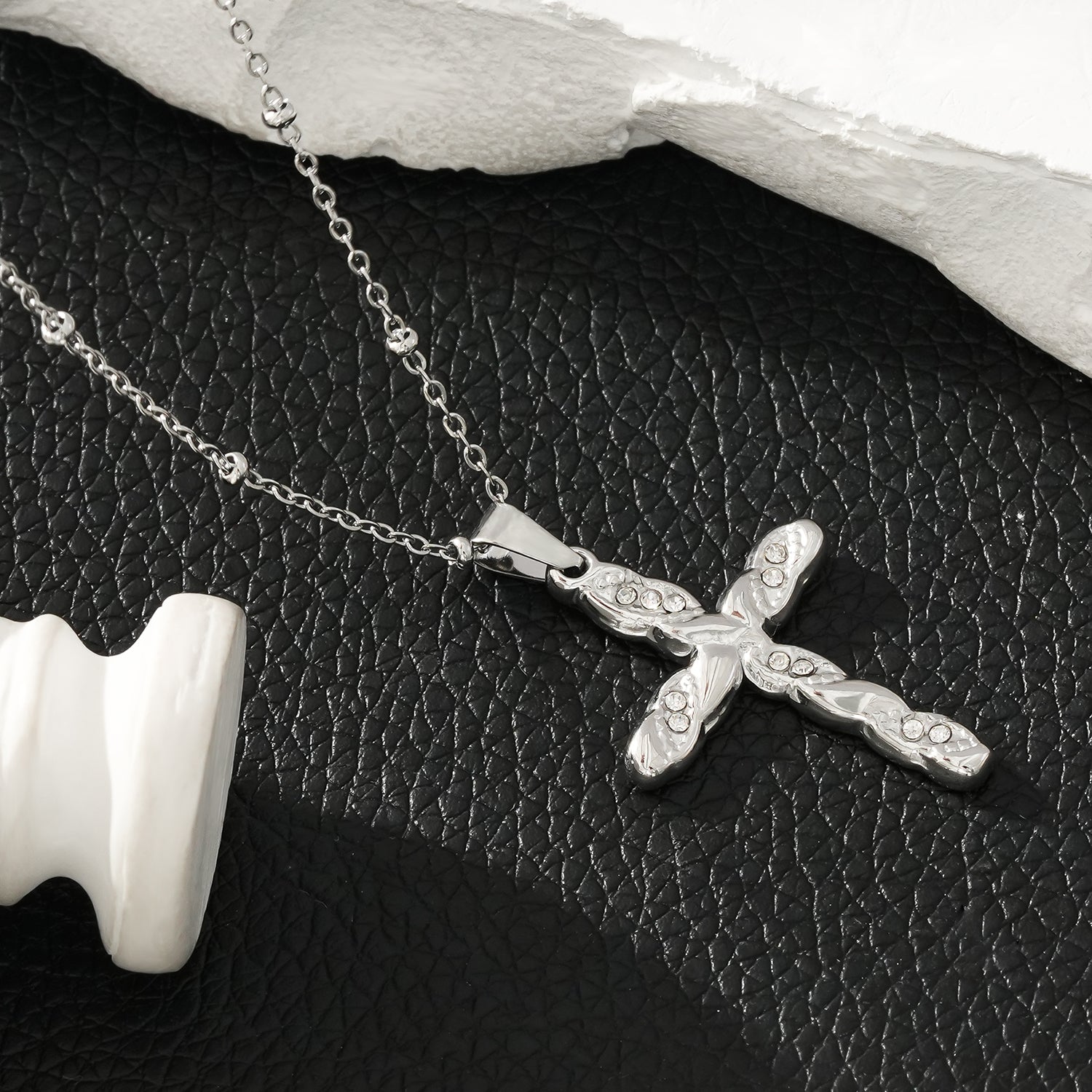 CHAMONIX Or blanc plaqué argent : Collier délicat à maillons perlés avec pendentif croix texturé incrusté de zircons.