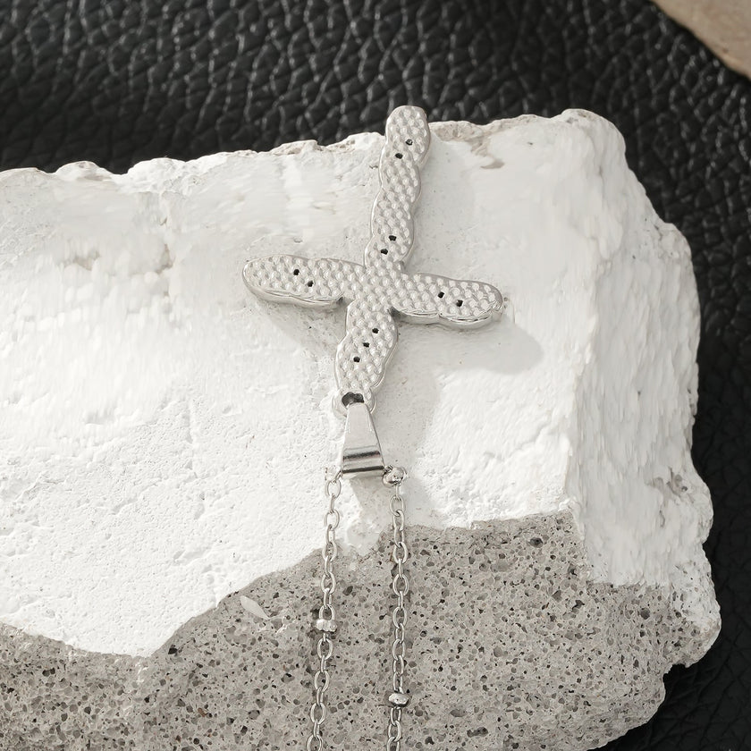 CHAMONIX Or blanc plaqué argent : Collier délicat à maillons perlés avec pendentif croix texturé incrusté de zircons.