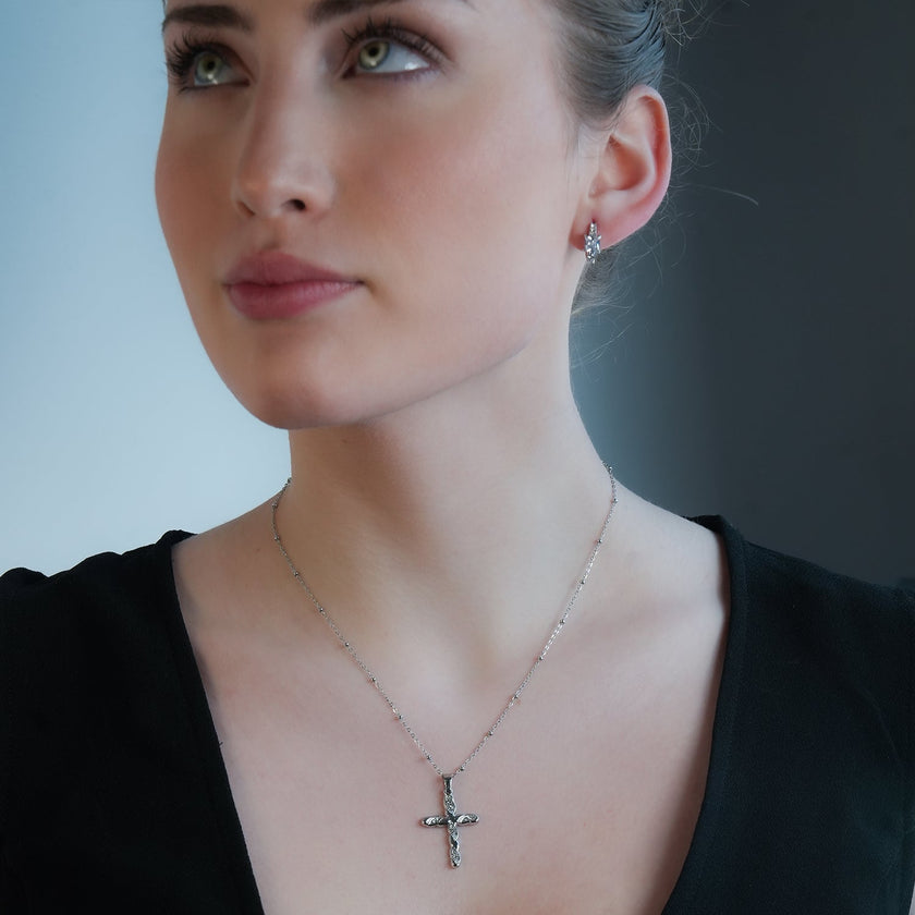 CHAMONIX Or blanc plaqué argent : Collier délicat à maillons perlés avec pendentif croix texturé incrusté de zircons.