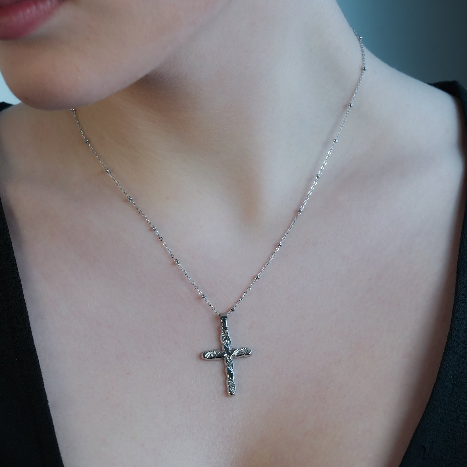 CHAMONIX Or blanc plaqué argent : Collier délicat à maillons perlés avec pendentif croix texturé incrusté de zircons.