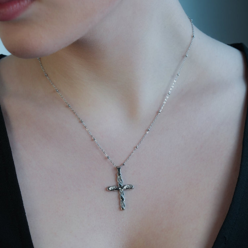 CHAMONIX Or blanc plaqué argent : Collier délicat à maillons perlés avec pendentif croix texturé incrusté de zircons.