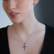 CHAMONIX Or blanc plaqué argent : Collier délicat à maillons perlés avec pendentif croix texturé incrusté de zircons.