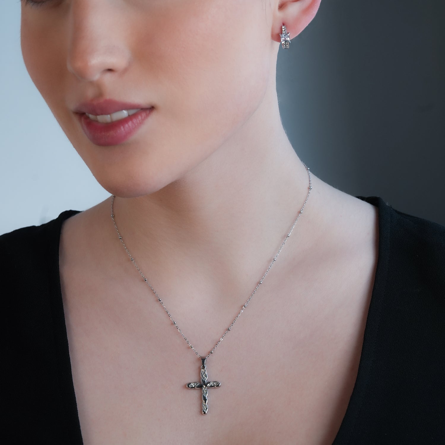 CHAMONIX Or blanc plaqué argent : Collier délicat à maillons perlés avec pendentif croix texturé incrusté de zircons.
