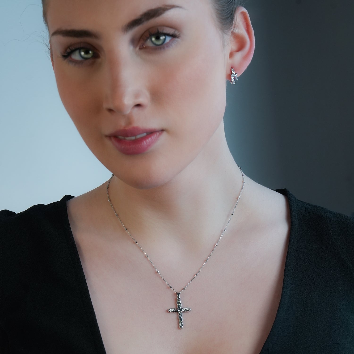 CHAMONIX Or blanc plaqué argent : Collier délicat à maillons perlés avec pendentif croix texturé incrusté de zircons.