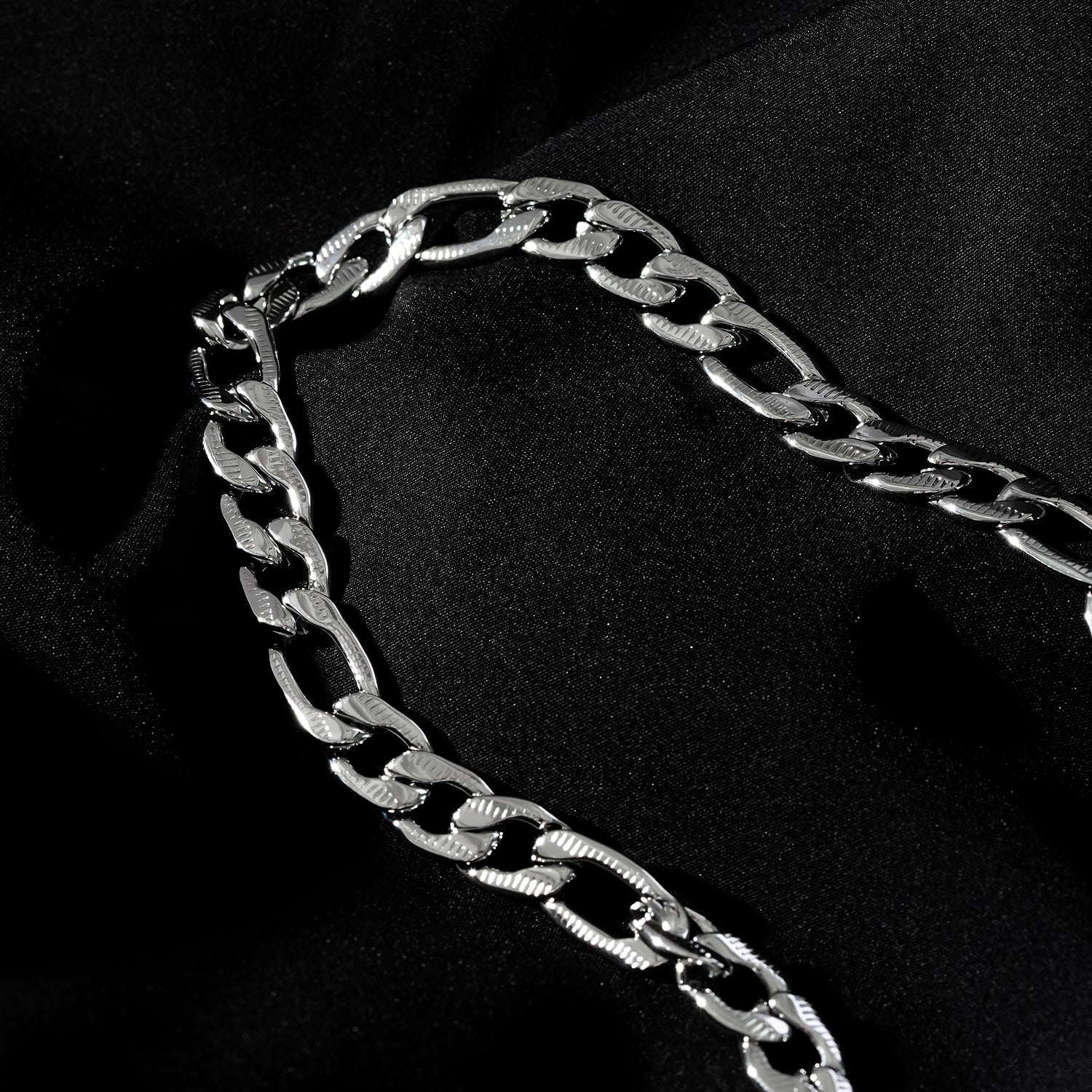 Style CHAPORA : Collier à maillons cubains texturés, en or blanc (couleur argentée)