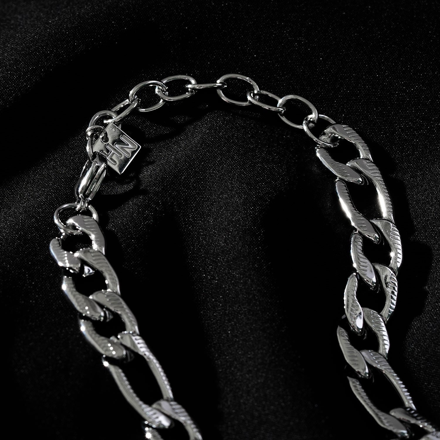 Style CHAPORA : Collier à maillons cubains texturés, en or blanc (couleur argentée)