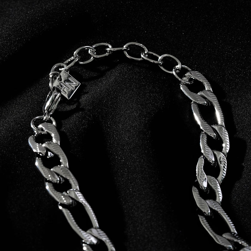 Style CHAPORA : Collier à maillons cubains texturés, en or blanc (couleur argentée)