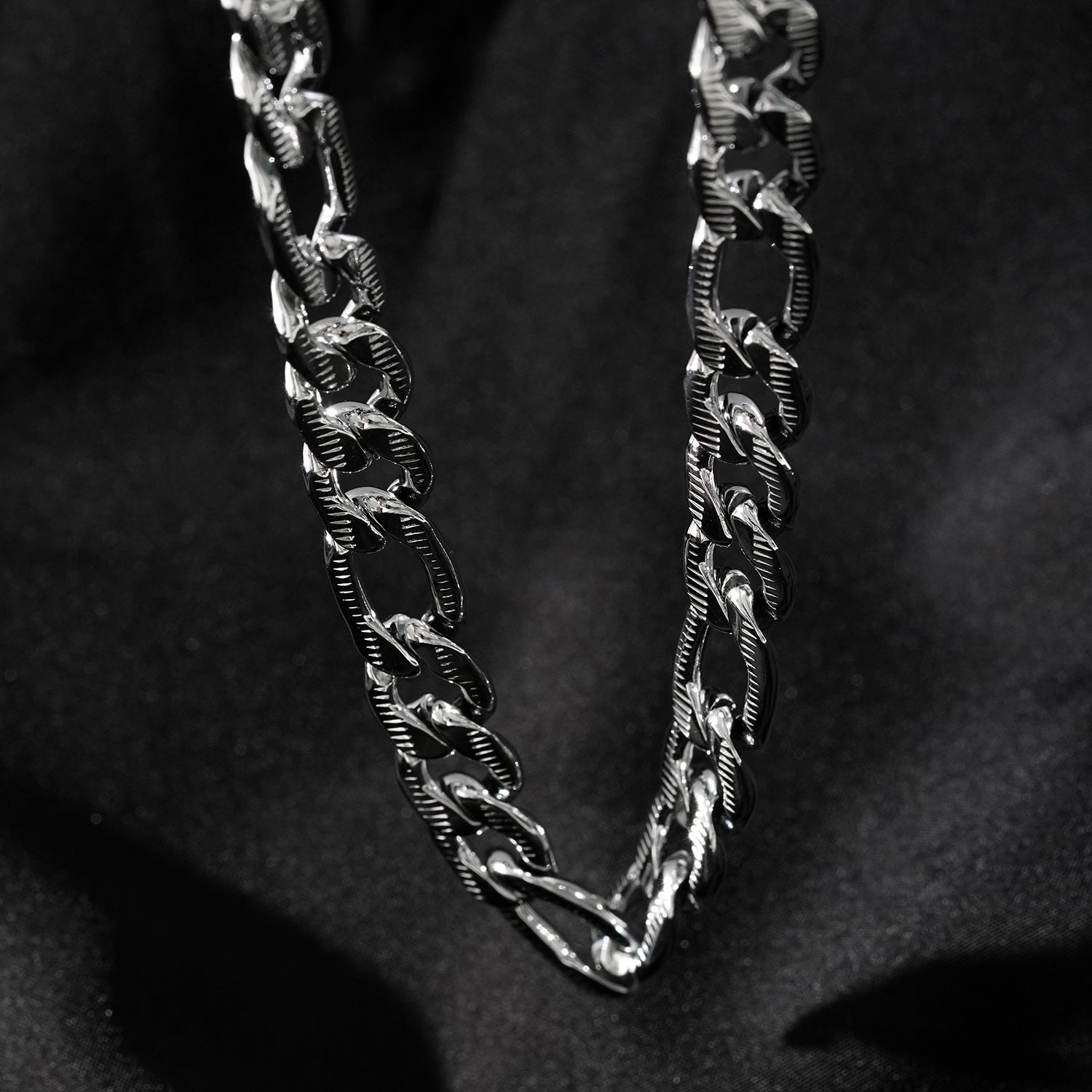 Style CHAPORA : Collier à maillons cubains texturés, en or blanc (couleur argentée)
