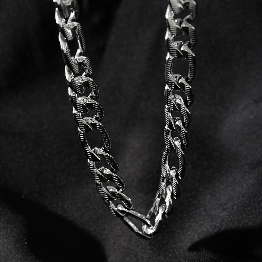 Style CHAPORA : Collier à maillons cubains texturés, en or blanc (couleur argentée)