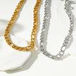 Style CHAPORA : Collier à maillons cubains texturés, en or blanc (couleur argentée)