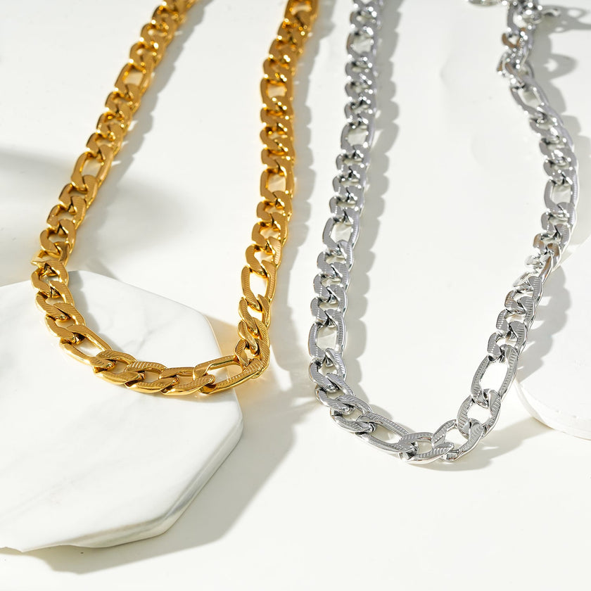 Style CHAPORA : Collier à maillons cubains texturés, en or blanc (couleur argentée)