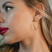 CHARIS : Boucles d'oreilles rondes classiques rehaussées d'une multitude de perles décoratives.
