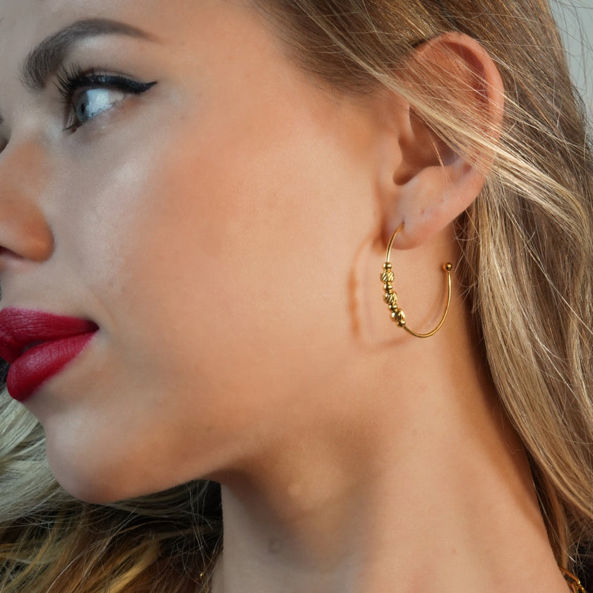 CHARIS : Boucles d'oreilles rondes classiques rehaussées d'une multitude de perles décoratives.