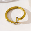 CHARISSE : Bague à ongles torsadée au style industriel et chic, ornée de pavés de zircons.