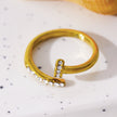 CHARISSE : Bague à ongles torsadée au style industriel et chic, ornée de pavés de zircons.