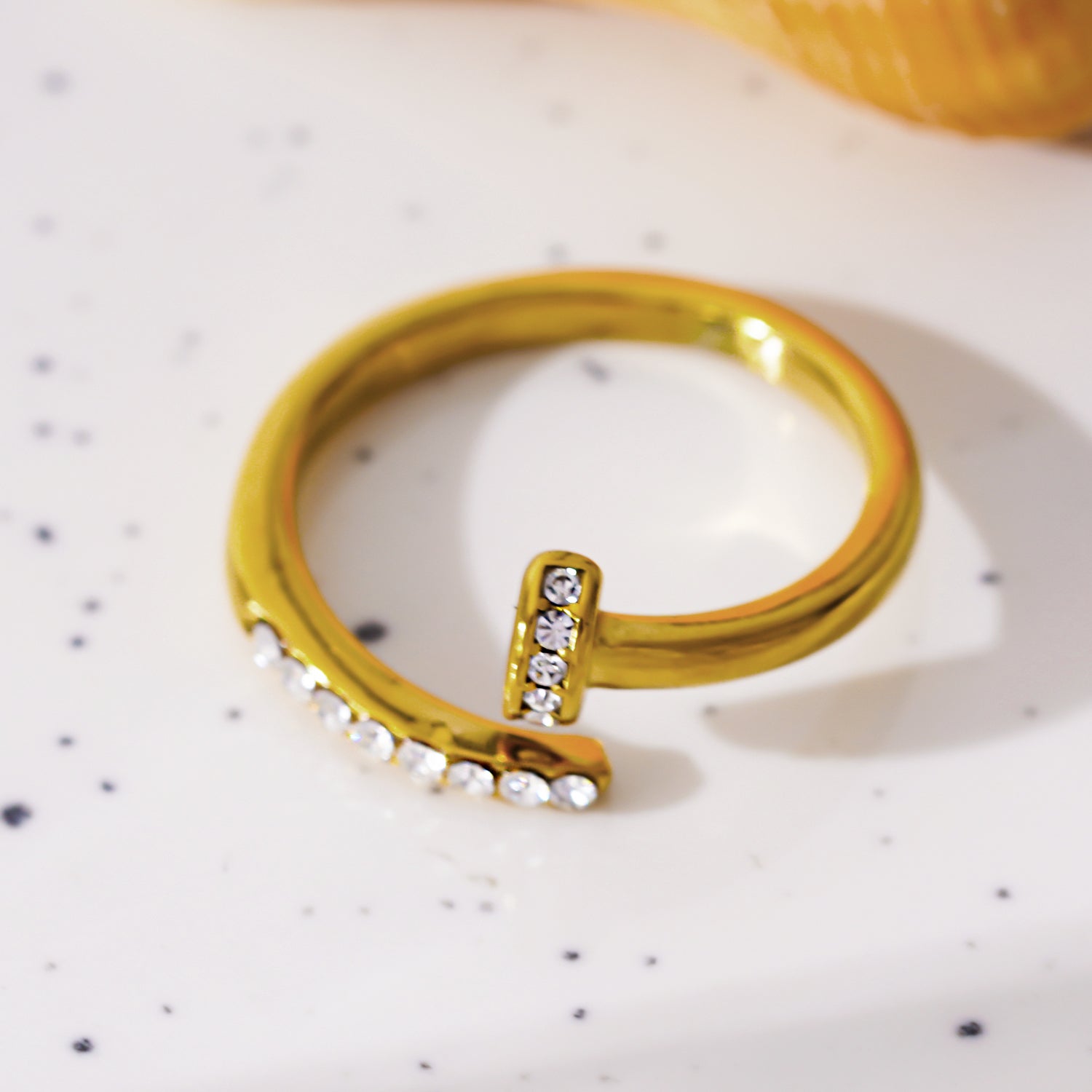 CHARISSE : Bague à ongles torsadée au style industriel et chic, ornée de pavés de zircons.