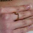 CHARISSE : Bague à ongles torsadée au style industriel et chic, ornée de pavés de zircons.