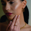 CHARISSE : Bague à ongles torsadée au style industriel et chic, ornée de pavés de zircons.