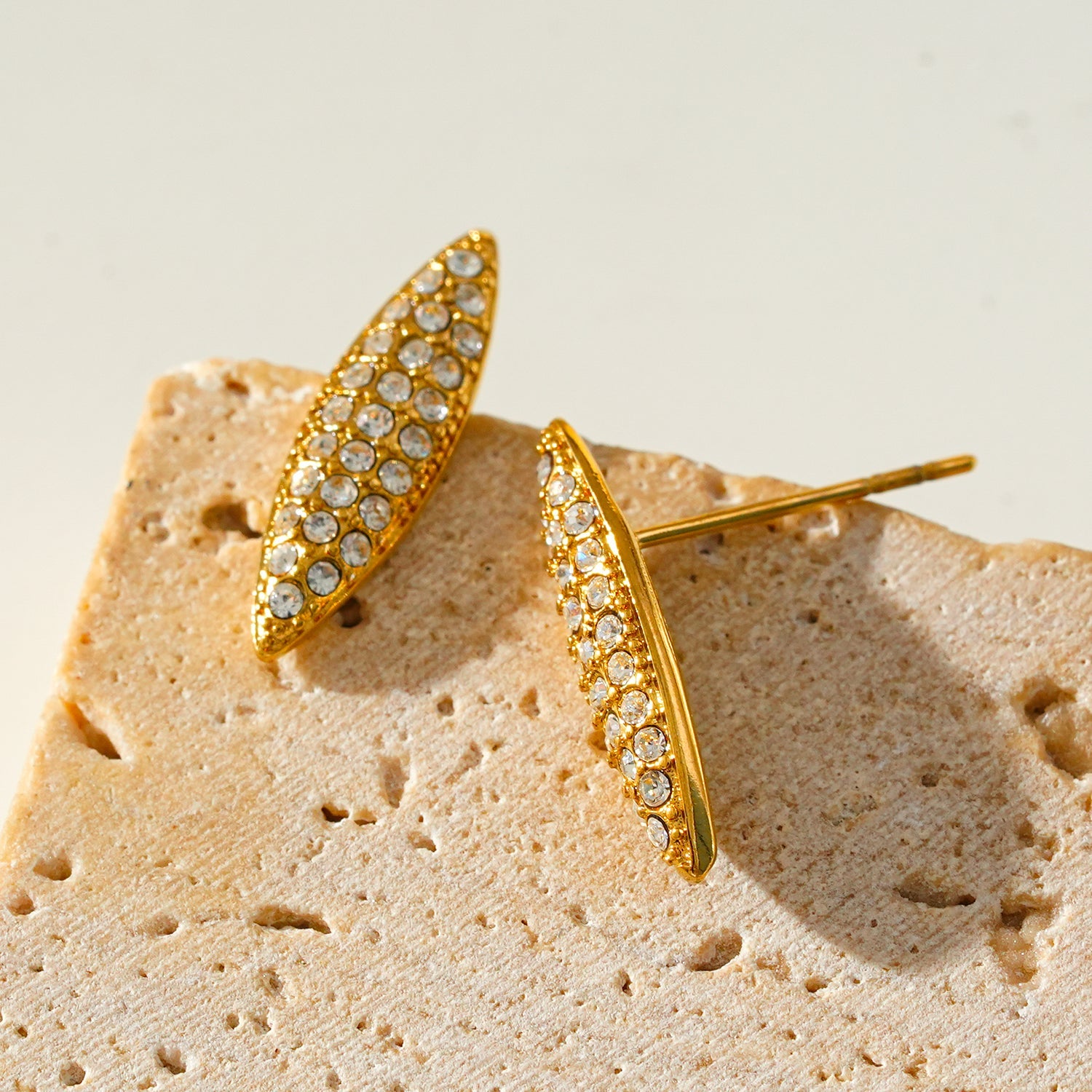 Style CHARLESVOIX : Boucles d’oreilles créoles ovales en zircone pavée minimaliste, or.