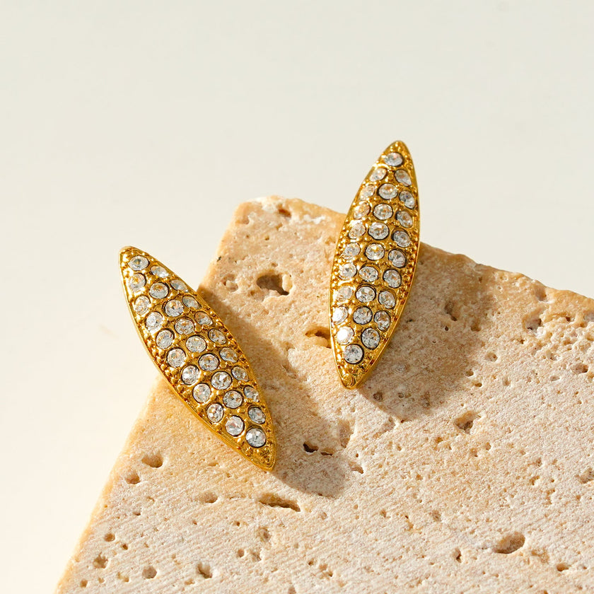 Style CHARLESVOIX : Boucles d’oreilles créoles ovales en zircone pavée minimaliste, or.