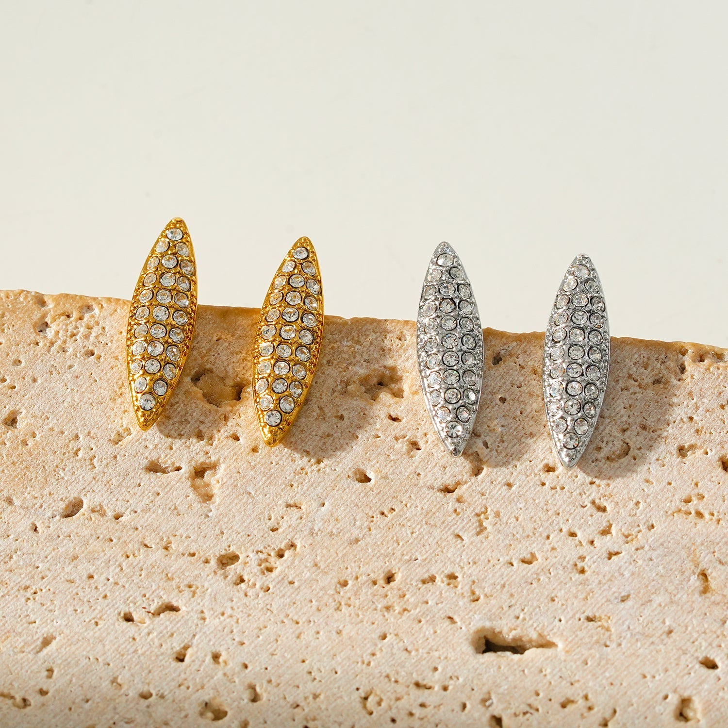 Style CHARLESVOIX : Boucles d’oreilles créoles ovales en zircone pavée minimaliste, or.