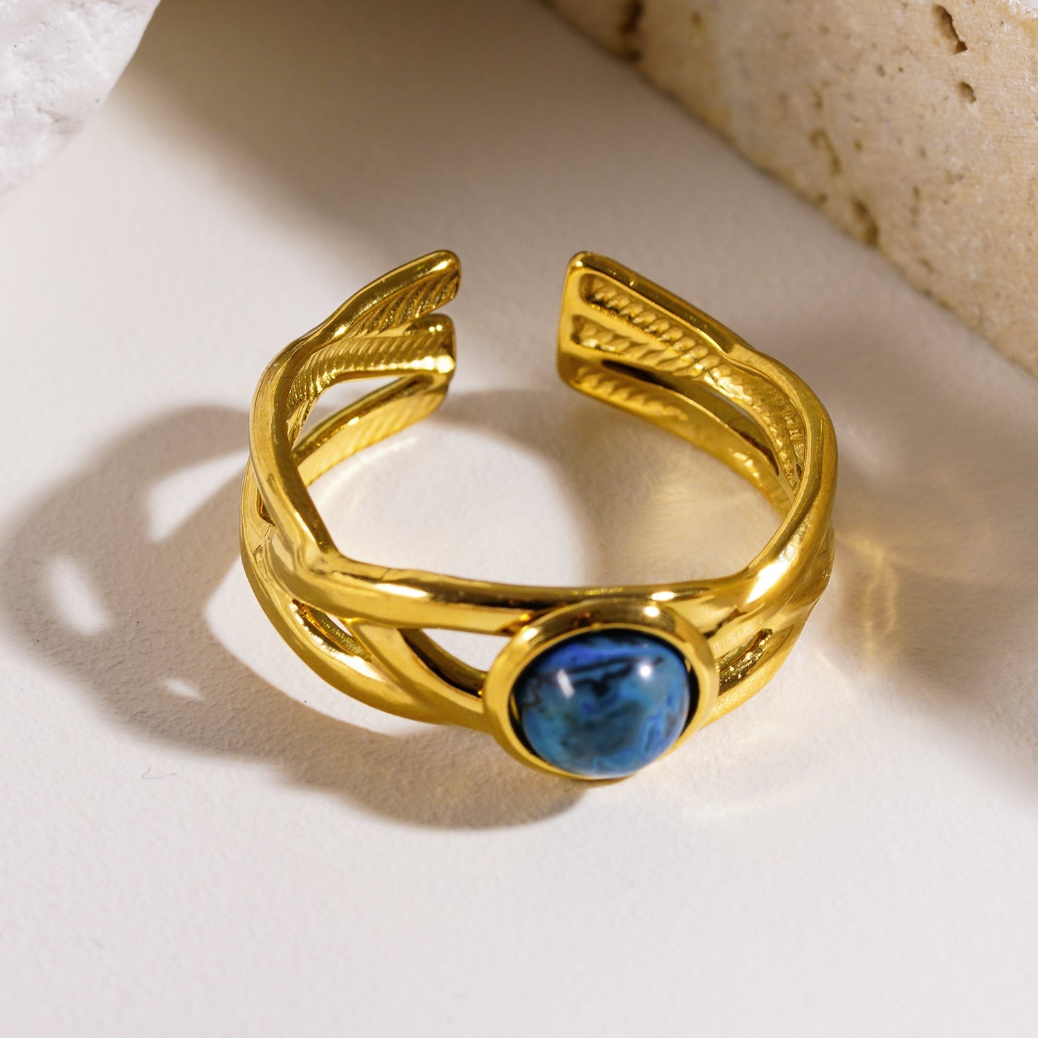CHESA : Bague torsadée et superposée avec pierre naturelle au centre.