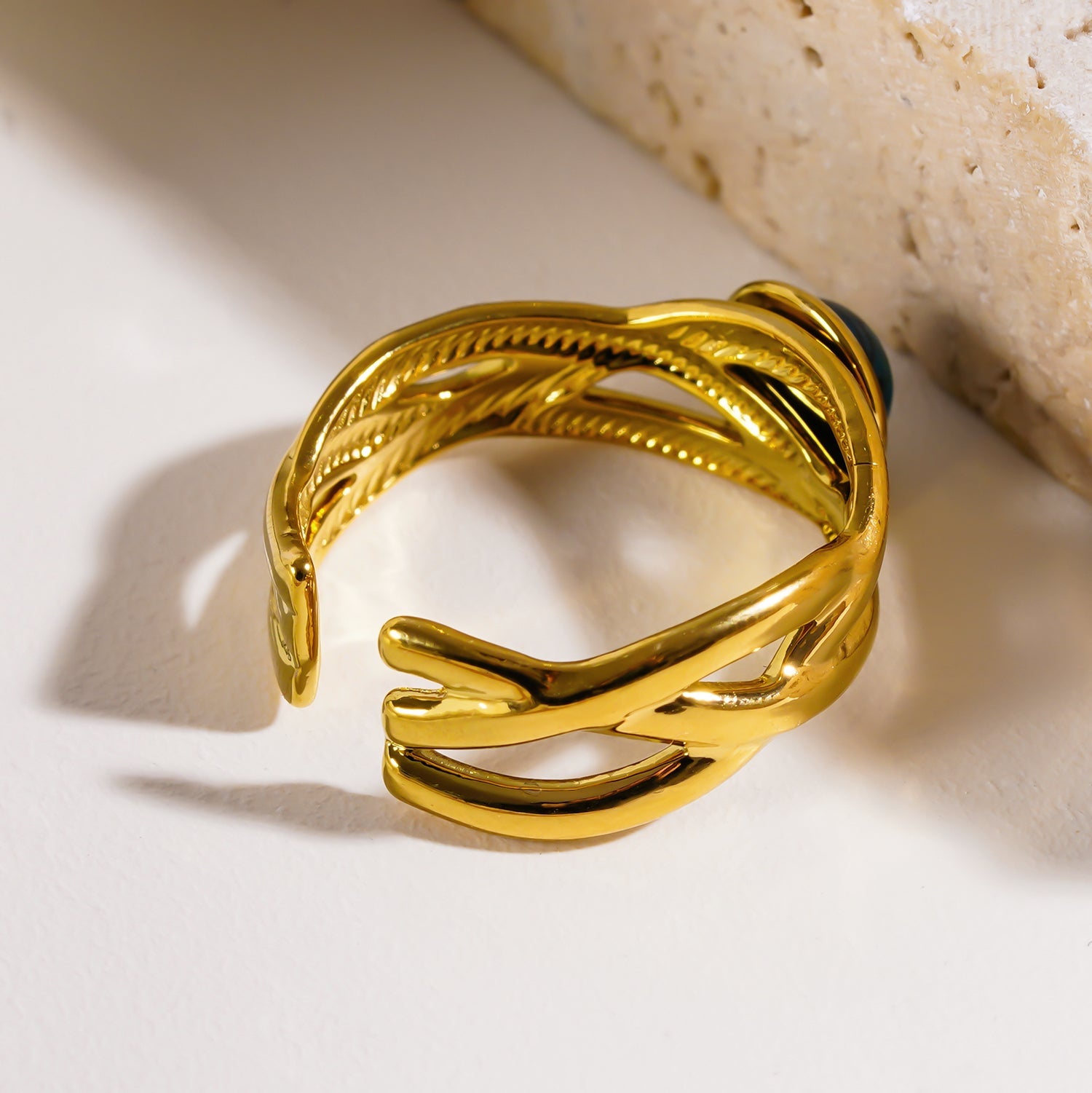 CHESA : Bague torsadée et superposée avec pierre naturelle au centre.