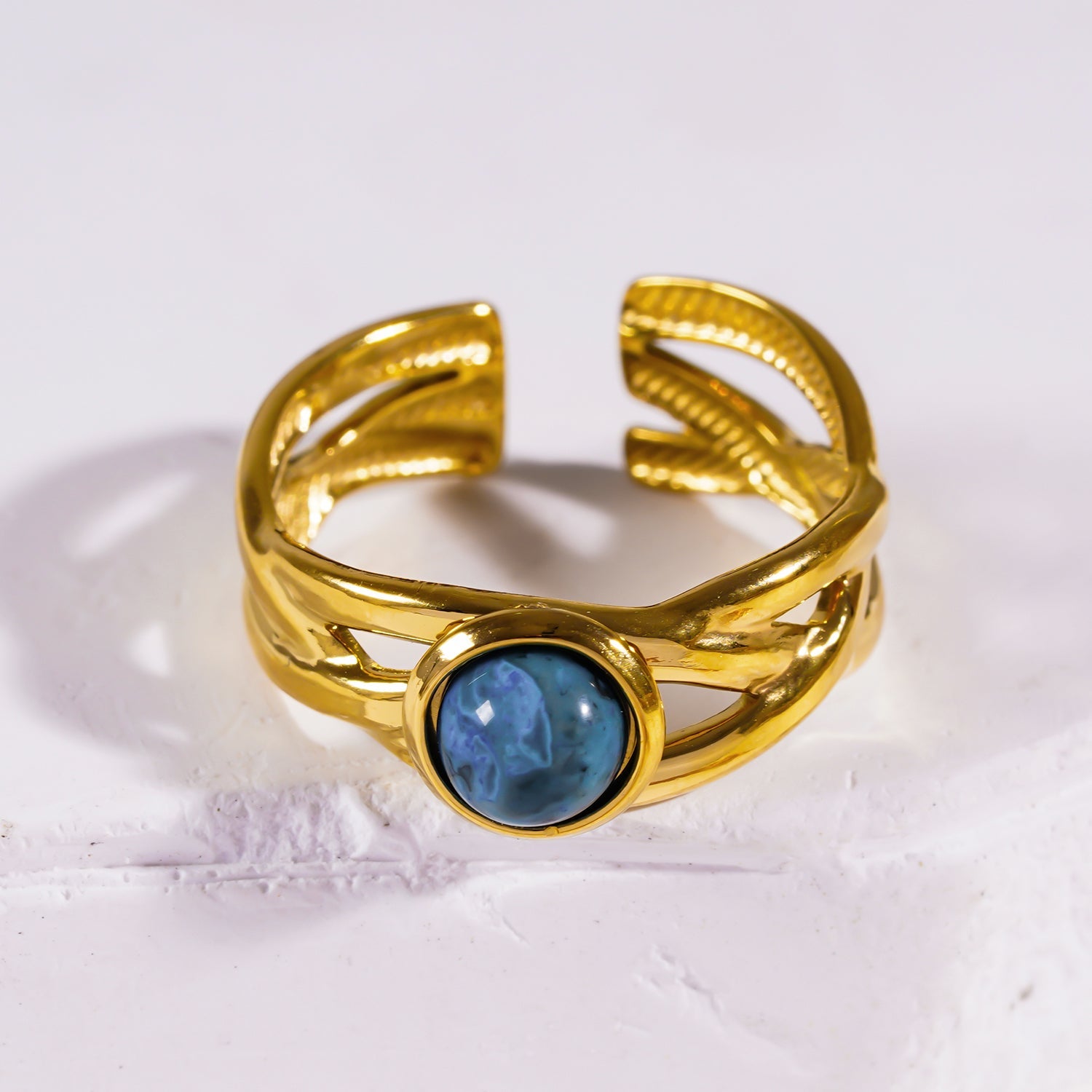 CHESA : Bague torsadée et superposée avec pierre naturelle au centre.