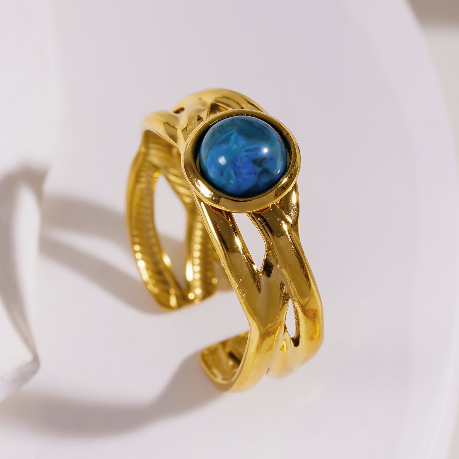CHESA : Bague torsadée et superposée avec pierre naturelle au centre.