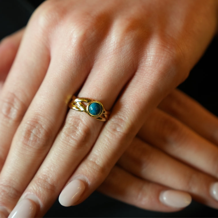 CHESA : Bague torsadée et superposée avec pierre naturelle au centre.