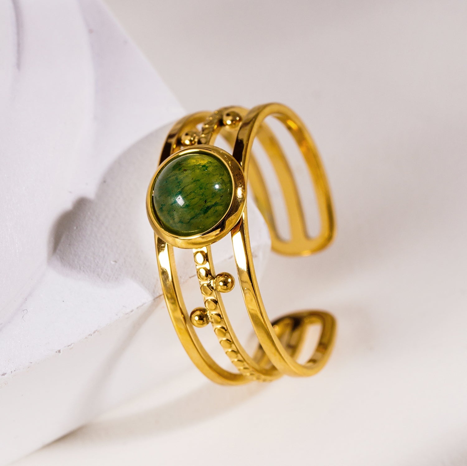 CHESILDA : Bague 3 couches avec ornements de perles et pierre naturelle au centre.