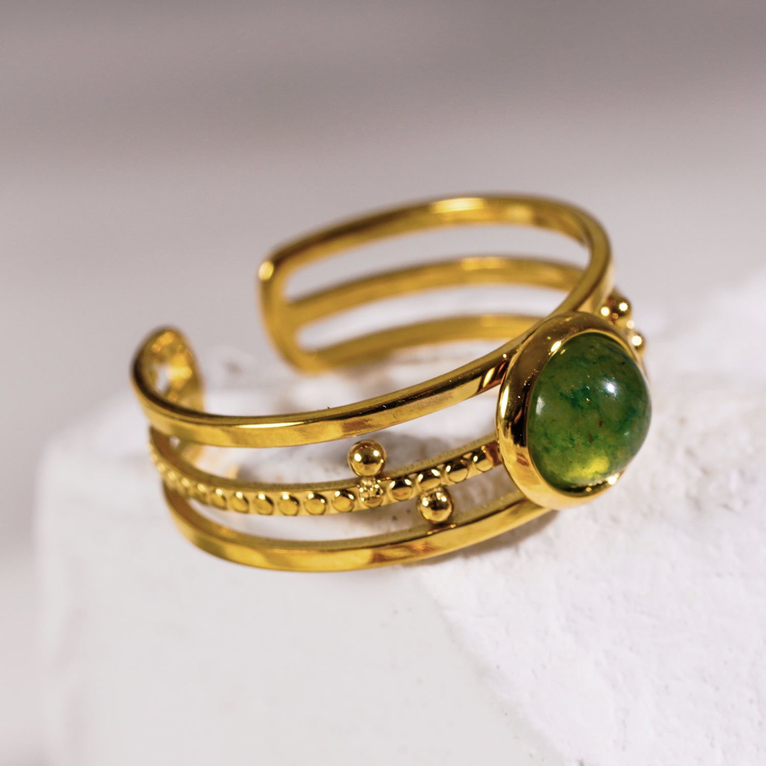 CHESILDA : Bague 3 couches avec ornements de perles et pierre naturelle au centre.