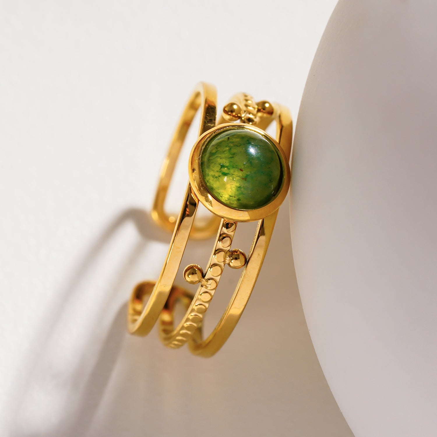 CHESILDA : Bague 3 couches avec ornements de perles et pierre naturelle au centre.