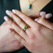CHESILDA : Bague 3 couches avec ornements de perles et pierre naturelle au centre.