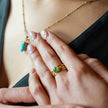CHESILDA : Bague 3 couches avec ornements de perles et pierre naturelle au centre.