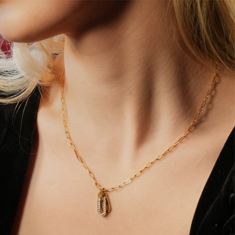 CHICALA : Collier avec pendentif en forme d'ovale serti de zircons, sur chaîne à maillons plats.