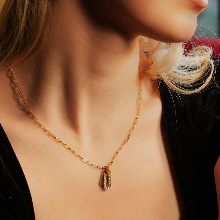 CHICALA : Collier avec pendentif en forme d'ovale serti de zircons, sur chaîne à maillons plats.