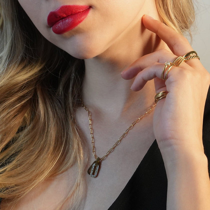 CHICALA : Collier avec pendentif en forme d'ovale serti de zircons, sur chaîne à maillons plats.