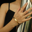 CHIMAKAK : Bracelet en or avec incrustations de zircone et gravure d'étoile.