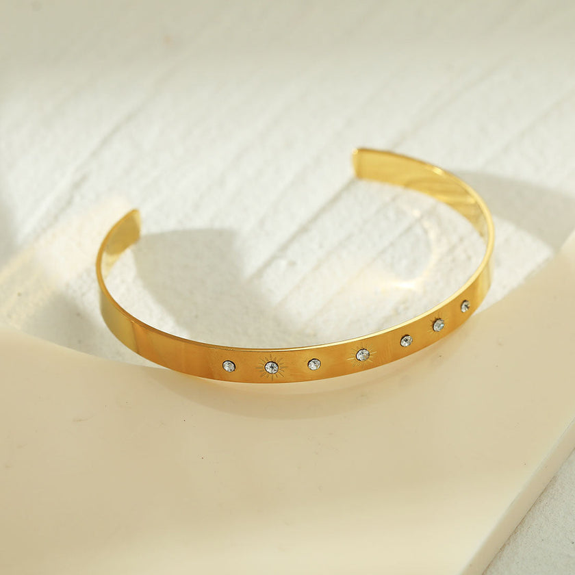 CHIMAKAK : Bracelet en or avec incrustations de zircone et gravure d'étoile.