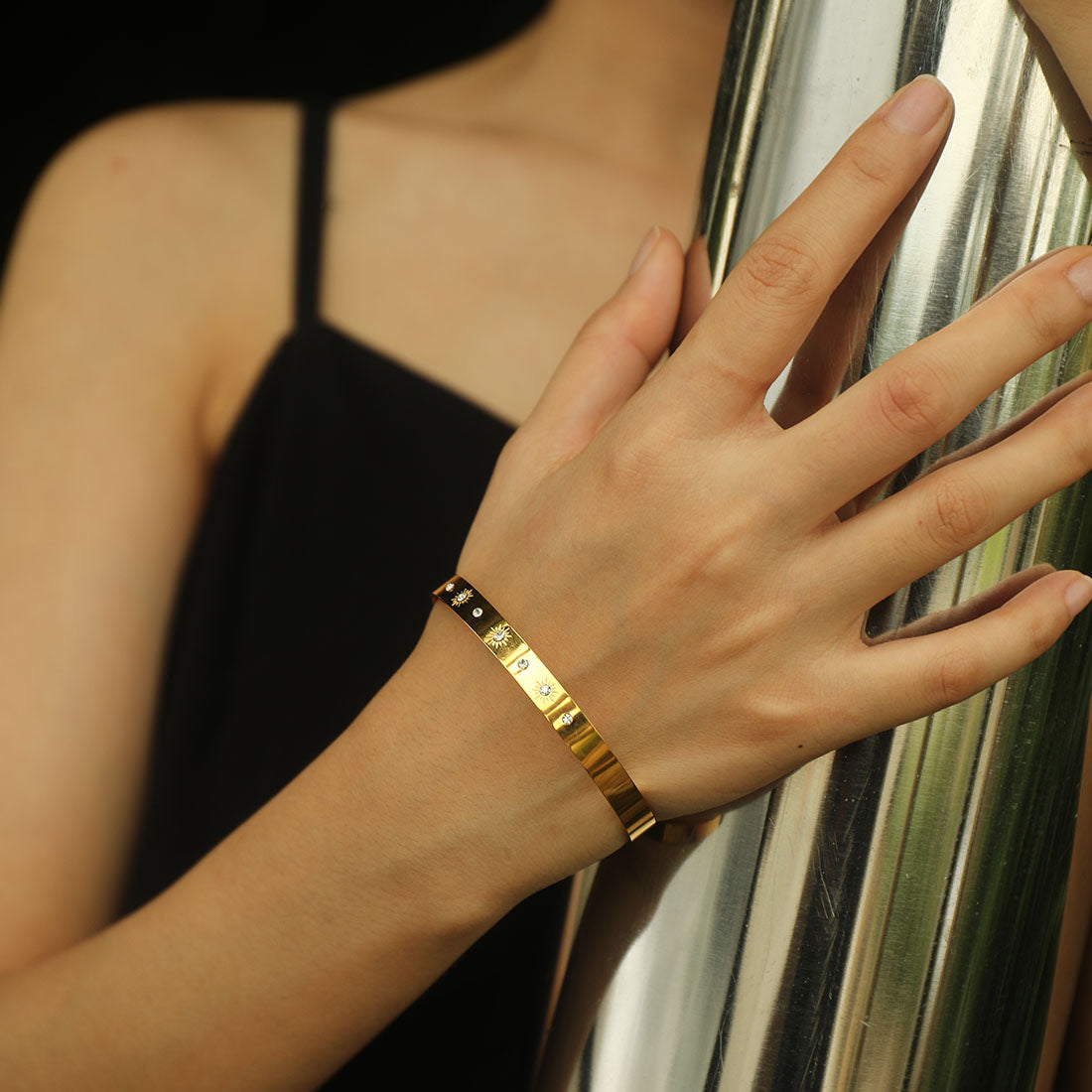 CHIMAKAK : Bracelet en or avec incrustations de zircone et gravure d'étoile.